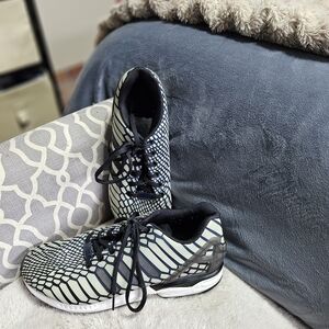Men's Black and White Patterned Athletic Shoes